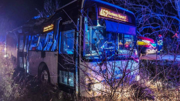 Fának csapódott az este egy autóbusz Makrancnál, több utas megsérült