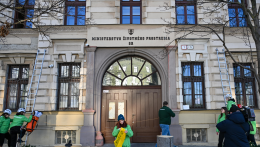 Greenpeace-aktivisták blokkolták a környezetvédelmi minisztériumot Pozsonyban