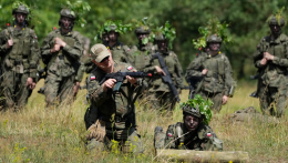 Lengyelország nem tervezi a kötelező katonai szolgálat bevezetését