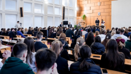 Feketében jelentek meg a kormányfő poprádi találkozóján a diákok