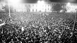 A bársonyos forradalom halványuló fénye – hogyan emlékezünk ma 1989-re?