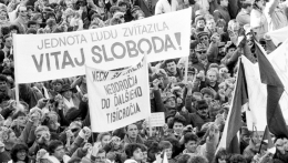 A Nemzeti Emlékezet Intézete szerint a november 17-i forradalom a szabadság visszatérését jelentette