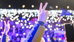 Több tízezren vonultak utcára november 17-én