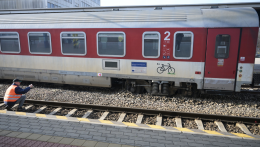 Javítják a megrongálódott vágányt a kassai vasútállomáson