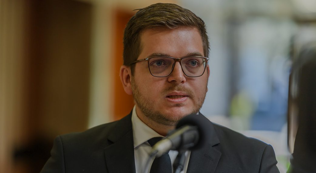 Az orosz-ukrán konfliktussal kapcsolatos kijelentései miatt bírálja Igor Melicher védelmi államtitkárt az ellenzék és leváltását követeli