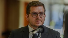 Az orosz-ukrán konfliktussal kapcsolatos kijelentései miatt bírálja Igor Melicher védelmi államtitkárt az ellenzék és leváltását követeli