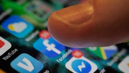 Tizenhat évre emelnék az Európai Unióban a közösségimédia-használat alsó korhatárát