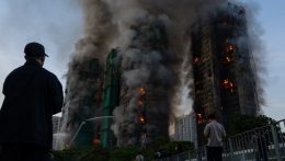 Továbbra is küzdenek a lángokkal Hongkongban