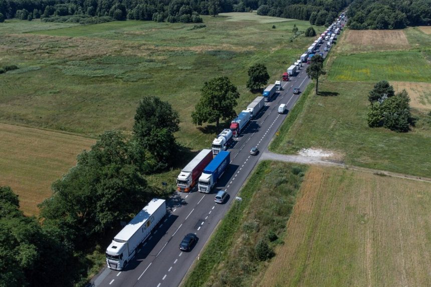 Kitiltotta területéről a lengyel és litván teherautókat Fehéroroszország