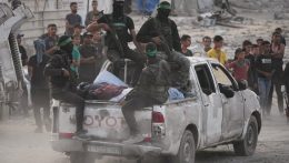 Újabb izraeli túsz holttestét adta át a Hamász a Vöröskeresztnek