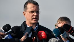 Az életrajzában feltüntetett valótlan információk miatt lemondott a román védelmi miniszter