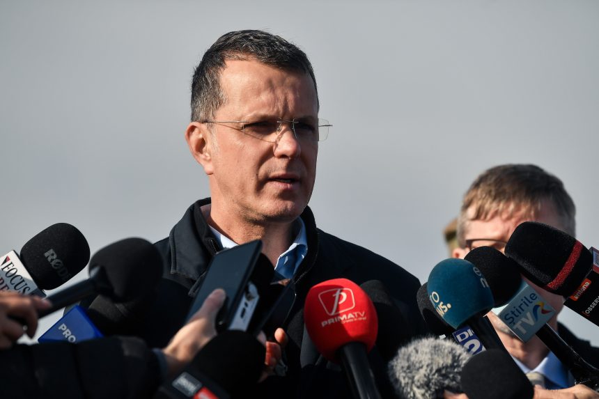 Az életrajzában feltüntetett valótlan információk miatt lemondott a román védelmi miniszter