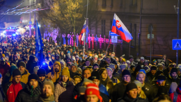 Kedden este tiltakozás zajlott a parlament előtt a bejelentővédelmi hivatal megszüntetése ellen