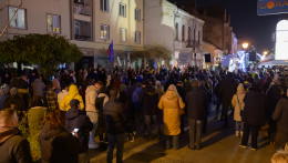 Tüntetést szerveztek az SIS vezetője közlekedési balesetének helyszínén, Nyitrán