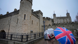 Étellel kenték össze tiltakozók a brit korona kiállítási vitrinjét a londoni Towerben