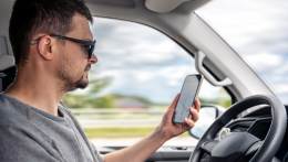 Ne mobilozz! Vezess! – kampányt indít a minisztérium a halálos balesetek leggyakoribb oka ellen