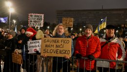 Pozsonyban hétfőn este tüntetést tartottak az igazságszolgáltatás gyengítése miatt