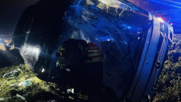 D1-es autópályán buszbaleset: 8 sérült