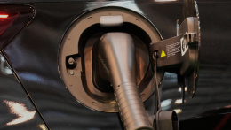 Győztek az autógyártók, nem lesz teljes elektromos átállás 2035-től az EU-ban