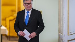 USA: Új fotók jelentek meg az Epstein-ügyben, az egyiken Lajčák is látható