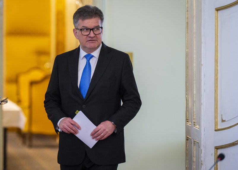 USA: Új fotók jelentek meg az Epstein-ügyben, az egyiken Lajčák is látható