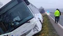 Tízen sérültek meg egy losonci buszbalesetben