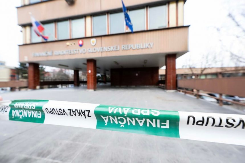 Ki kellett üríteni a Pénzügyi Igazgatóság pozsonyi épületét