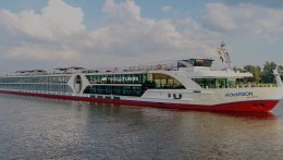 Továbbra is Kolozsnémánál vesztegel a Dunán megfeneklett szállodahajó