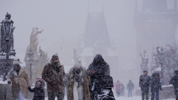 Csehország: Az intenzív havazás megnehezíti a közlekedést, Prágában tucatnyi baleset történt