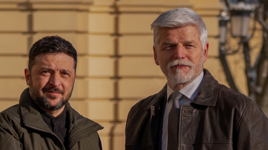 Zelenszkij állami kitüntetéssel ismerte el a cseh elnököt Ukrajnában