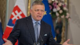 A világ történései zajlanak de Fico csak szemléli az eseményeket