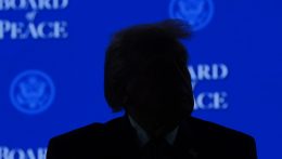 Éles kritikák és „csodálatos” gondolatok jellemezték Davost