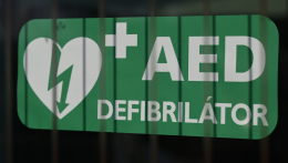 Törvény van, készülék nincs: a defibrillátorok hiánya településeken
