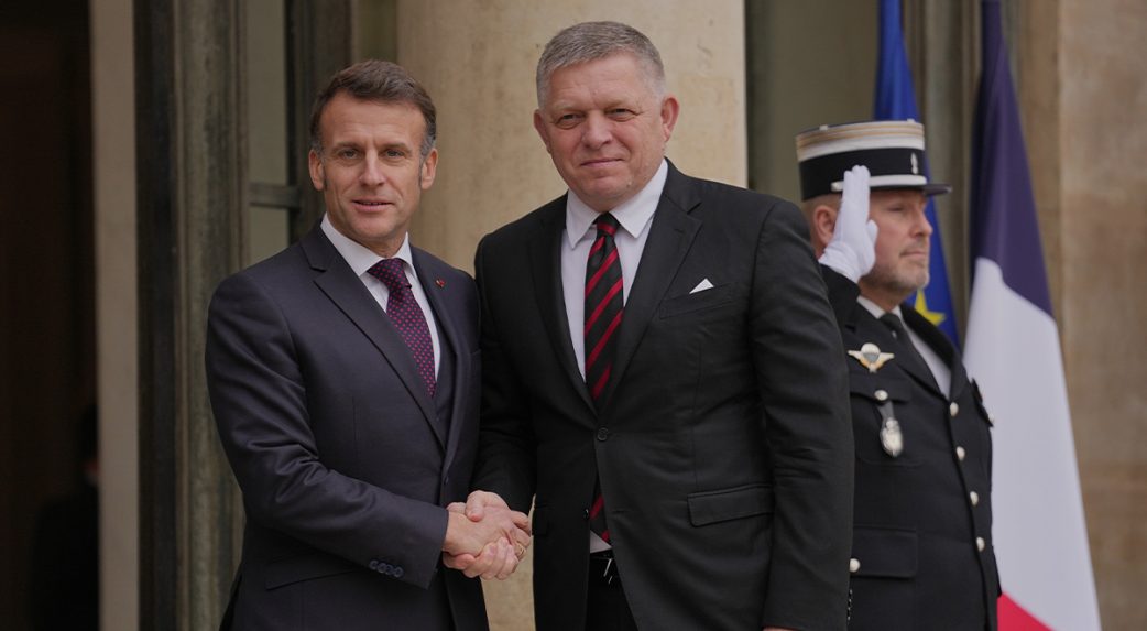 Energetikai és a biztonságpolitikai kérdésekről is tárgyalt Robert Fico Párizsban a francia elnökkel