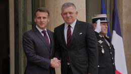 Energetikai és a biztonságpolitikai kérdésekről is tárgyalt Robert Fico Párizsban a francia elnökkel