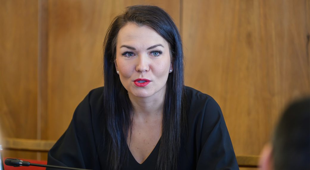 Többször is figyelmeztetett a Bejelentővédelmi Hivatal kapcsán fenyegető kötelezettségszegési eljárásra – hangsúlyozta az ellenzék