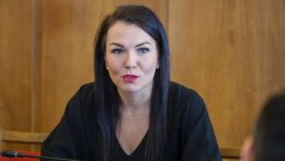 Többször is figyelmeztetett a Bejelentővédelmi Hivatal kapcsán fenyegető kötelezettségszegési eljárásra – hangsúlyozta az ellenzék