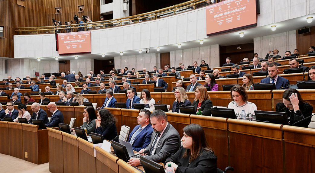 Hatvanhét felszólaló jelentkezett a miniszterek felmentéséről szóló parlamenti vitára