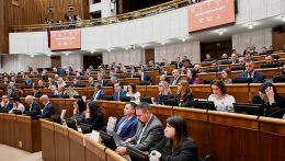 Hatvanhét felszólaló jelentkezett a miniszterek felmentéséről szóló parlamenti vitára