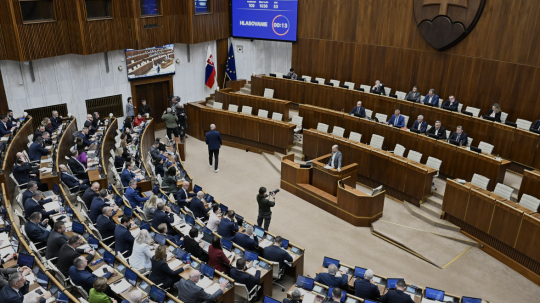 Folytatja ülését a parlament