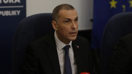 Folytatódik a háború a kormányfő és a főügyész között