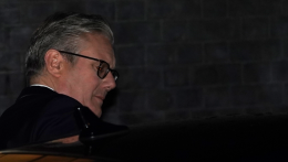 Egyre látványosabban inog a brit kormányfő pozíciója