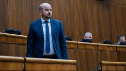 A kormány számára egyre kellemetlenebb magyarázkodni a korrupció miatt