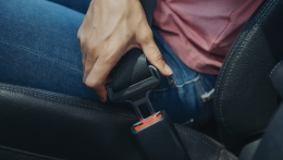 A biztonsági öv használatának fontosságára hívja fel a figyelmet a rendőrség