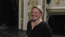 A függöny mögött: az ügyelő, aki összetartja az előadást