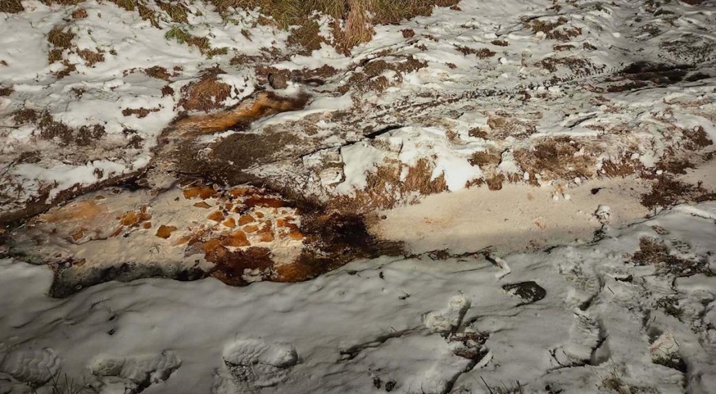 Fekete lúg szivárog egy kelet-szlovákiai zagytározóból