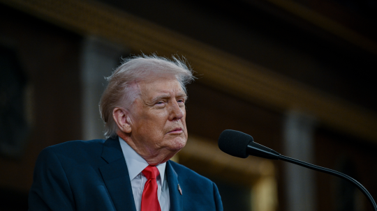 Trump Irán erőműveinek, olajkútjainak és sótalanító üzemeinek elpusztításával fenyeget, ha nem lesz megállapodás