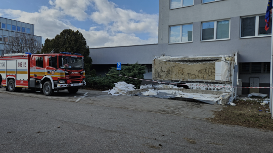 Meghalt a komáromi ügyfélközpontnál történt tragédia sérültje