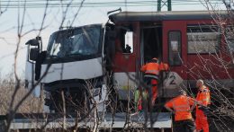 Halálos kimenetelű baleset történt egy Érsekújvárhoz közeli vasúti átjárónál, 14-en megsérültek