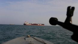 Legalább 150 tartályhajó várakozik a Hormuzi-szoros előtt